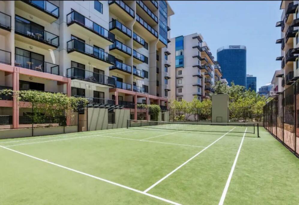 City & Lakeside With Free Parking, Pool And 10 Mins Walk Into The City بيرث المظهر الخارجي الصورة
