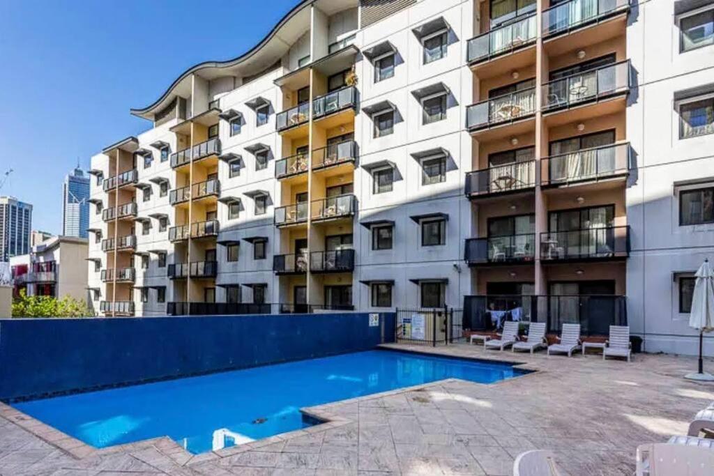 City & Lakeside With Free Parking, Pool And 10 Mins Walk Into The City بيرث المظهر الخارجي الصورة