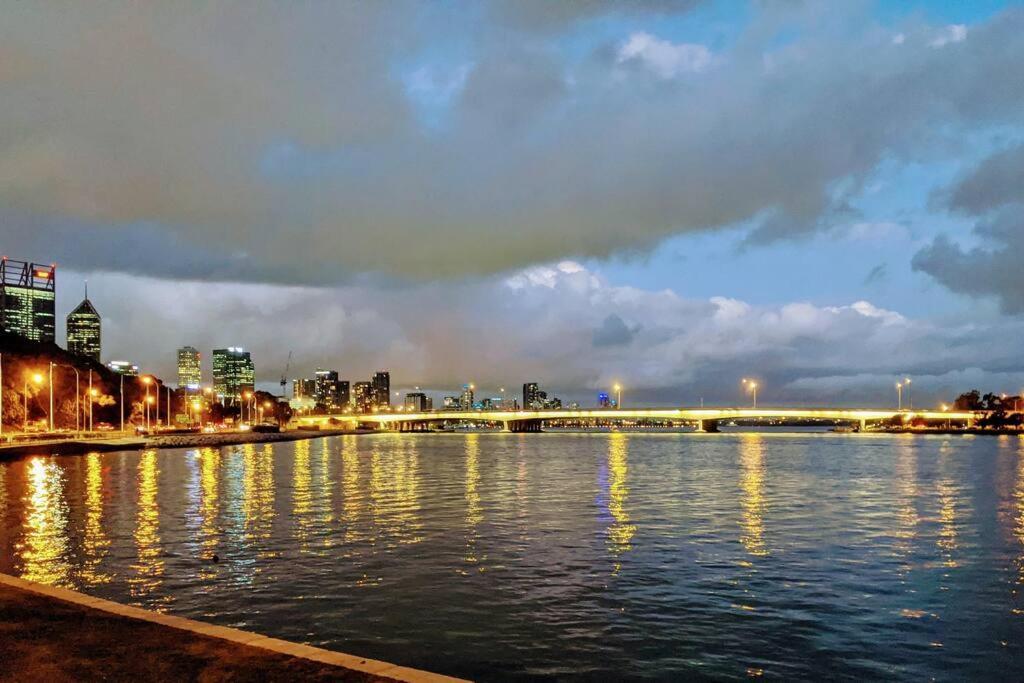 City & Lakeside With Free Parking, Pool And 10 Mins Walk Into The City بيرث المظهر الخارجي الصورة